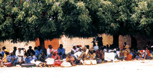 Sur la route de Touba, en attendant le bus...